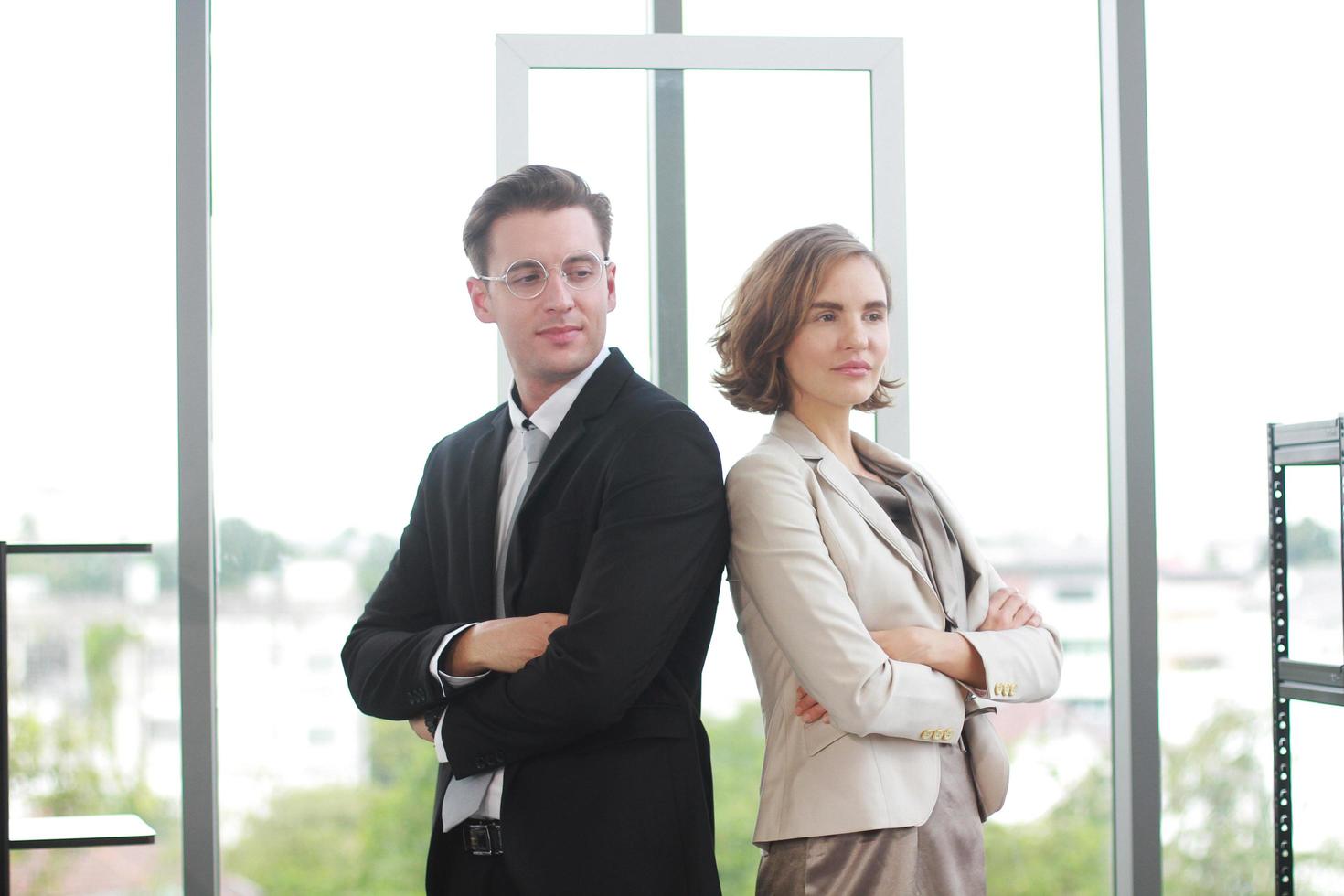 retrato para una reunión exitosa de hombres de negocios y mujeres de negocios para la asociación en la oficina moderna foto