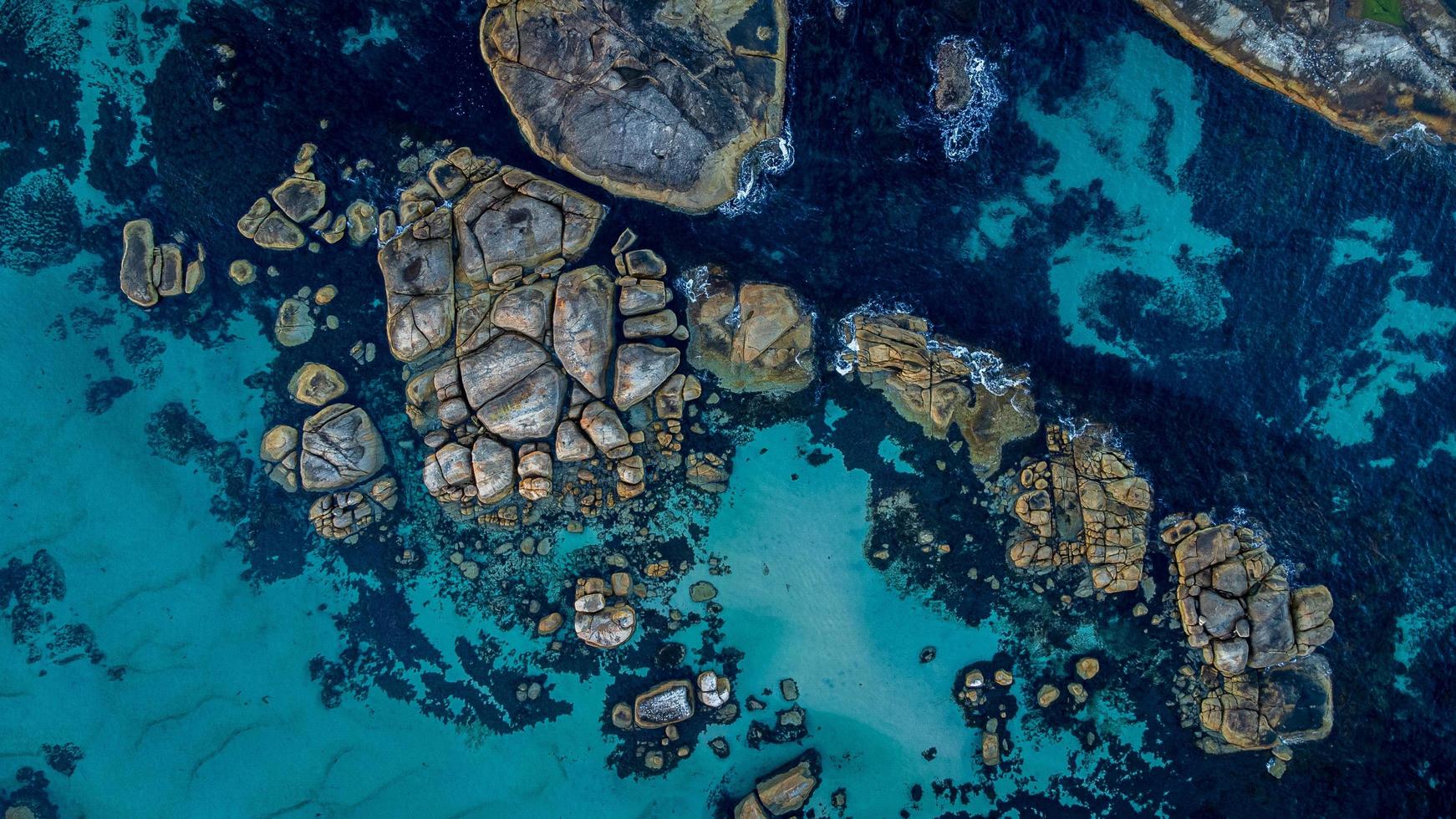 imágenes aéreas de rocas de granito en piscinas verdes del parque nacional de william bay wa foto