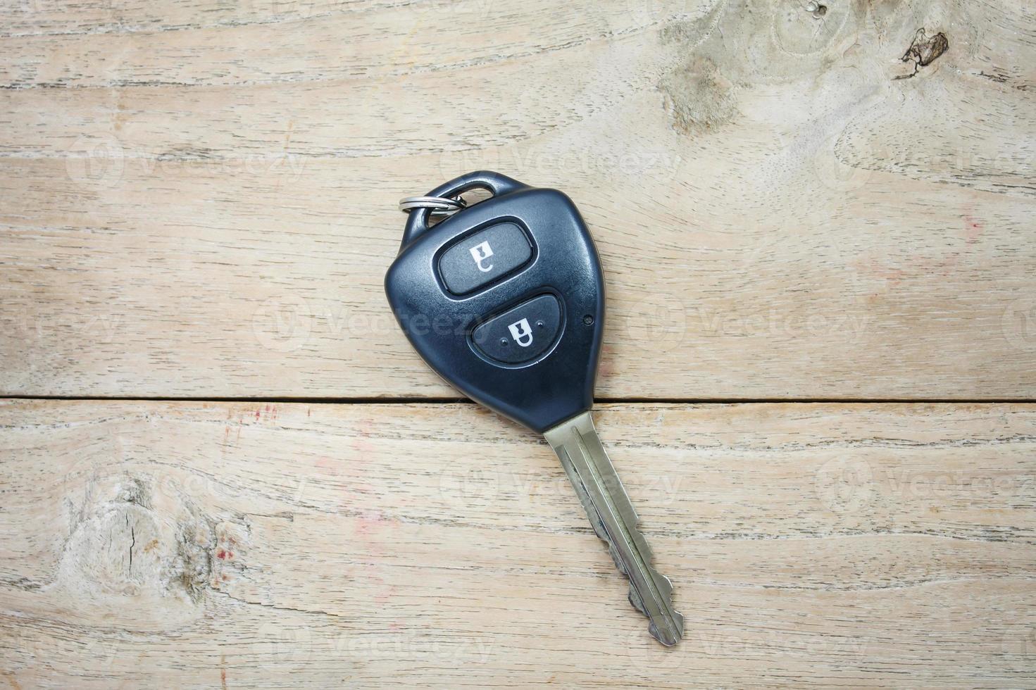 llave del coche sobre fondo de madera foto