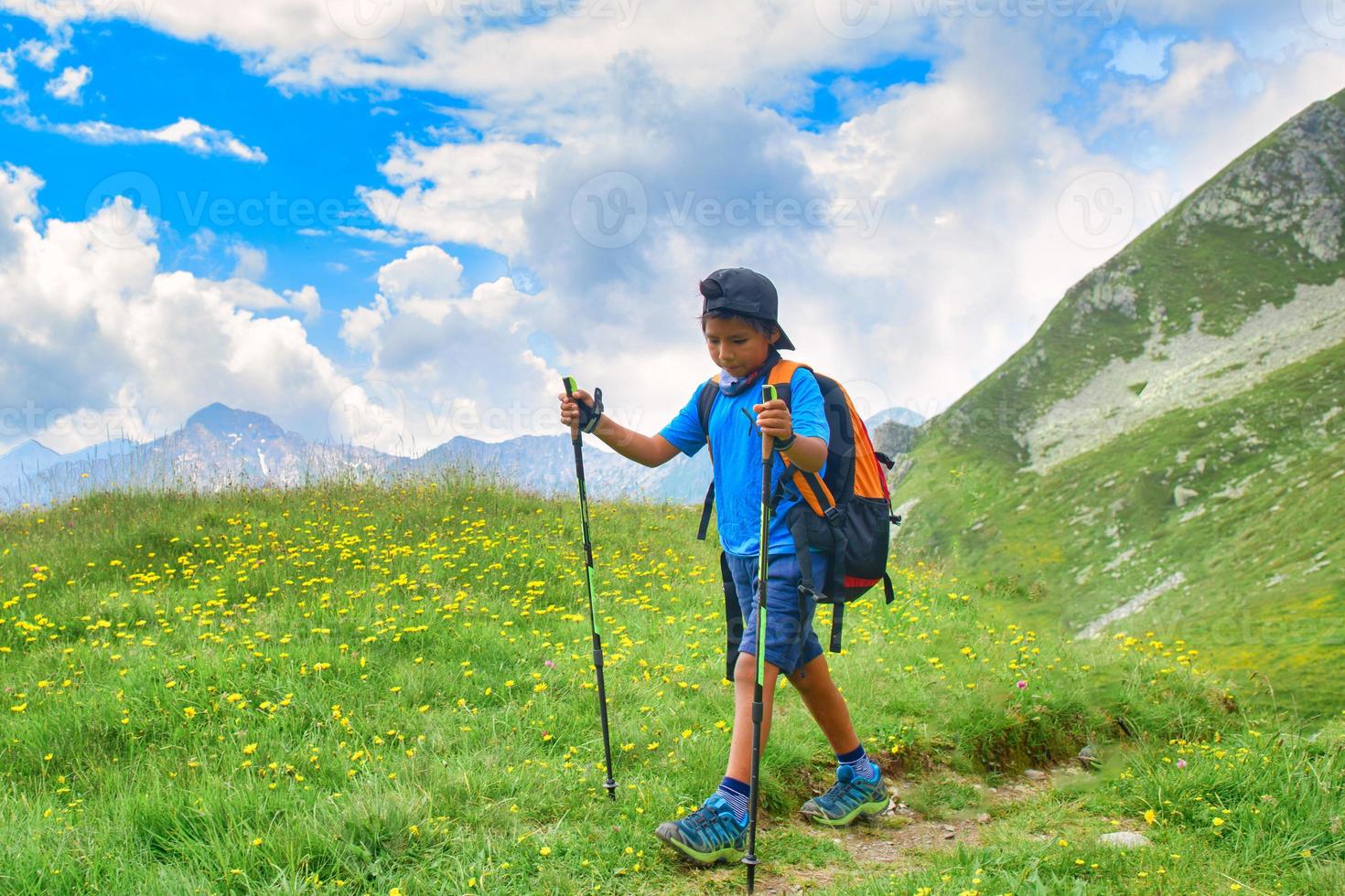 niño durante el trekking alpino en verano foto