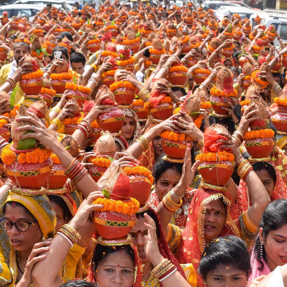 nueva delhi, india 03 de abril de 2022 - mujeres con kalash en la cabeza foto