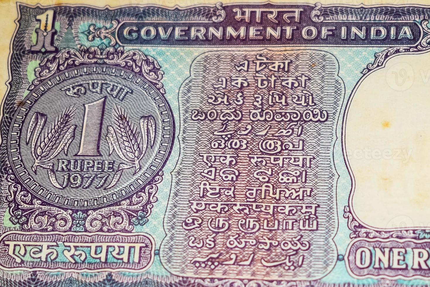 notas antiguas de una rupia combinadas en la mesa, dinero de india en la mesa giratoria. viejos billetes de moneda india en una mesa giratoria, moneda india en la mesa foto