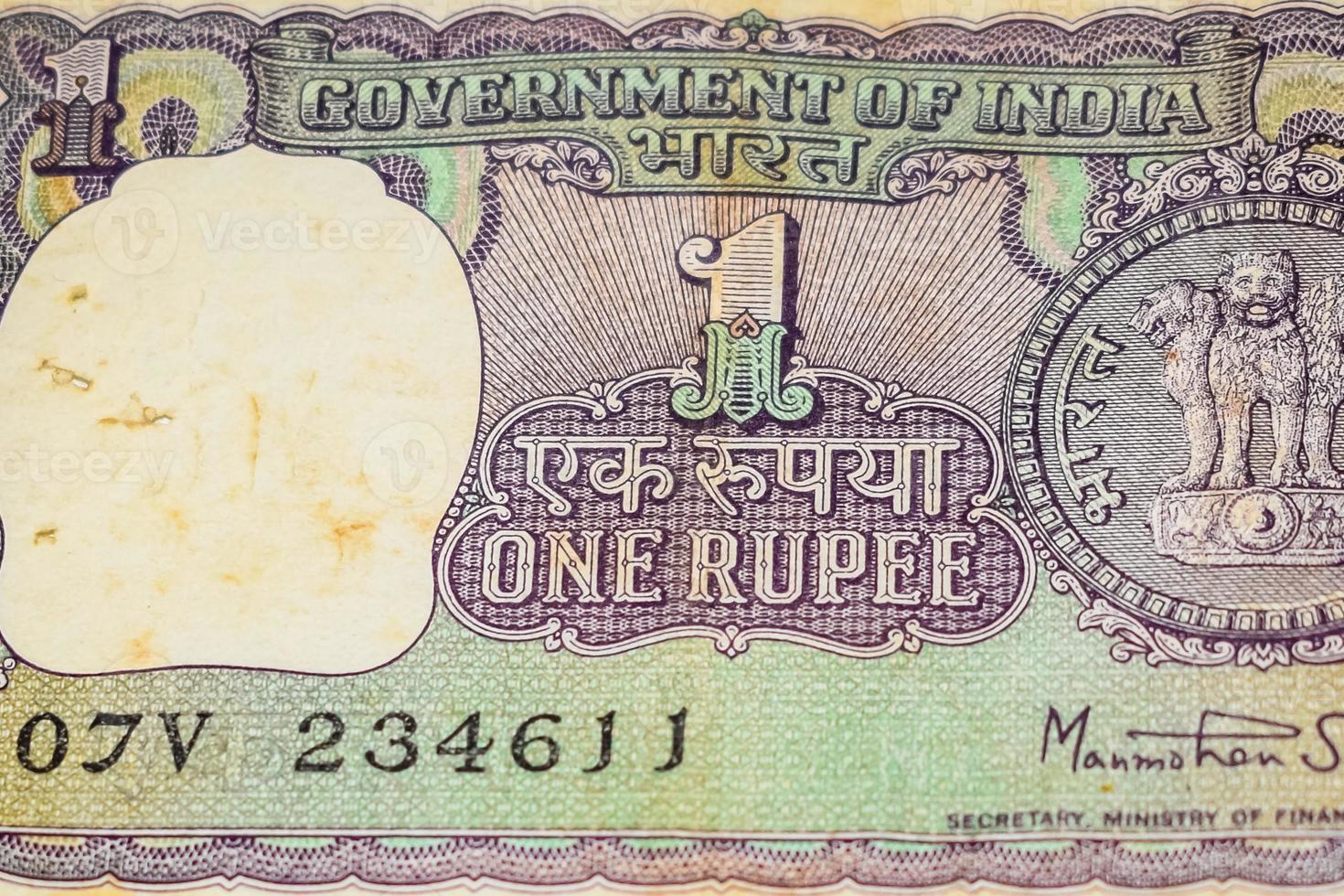 notas antiguas de una rupia combinadas en la mesa, dinero de india en la mesa giratoria. viejos billetes de moneda india en una mesa giratoria, moneda india en la mesa foto