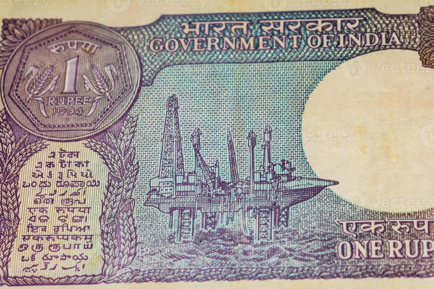 notas antiguas de una rupia combinadas en la mesa, dinero de india en la mesa giratoria. viejos billetes de moneda india en una mesa giratoria, moneda india en la mesa foto