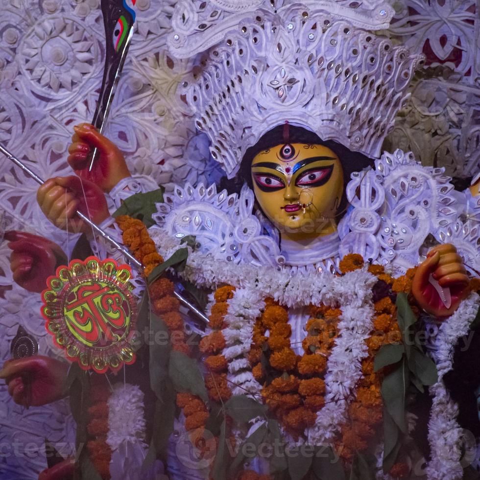 diosa durga con aspecto tradicional en una vista de cerca en un sur de kolkata durga puja, ídolo de durga puja, el festival hindú navratri más grande de la india foto