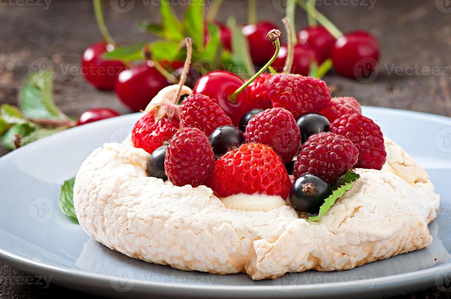 pastel pavlova con crema y bayas foto