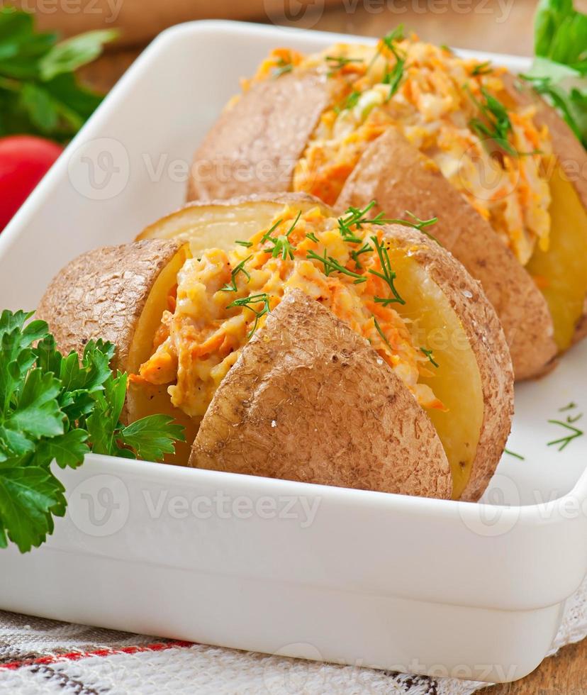 papas al horno rellenas de pollo picado y zanahorias foto