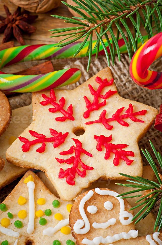 calentar vino caliente, especias y galletas de jengibre sobre un fondo de madera de estilo rústico foto