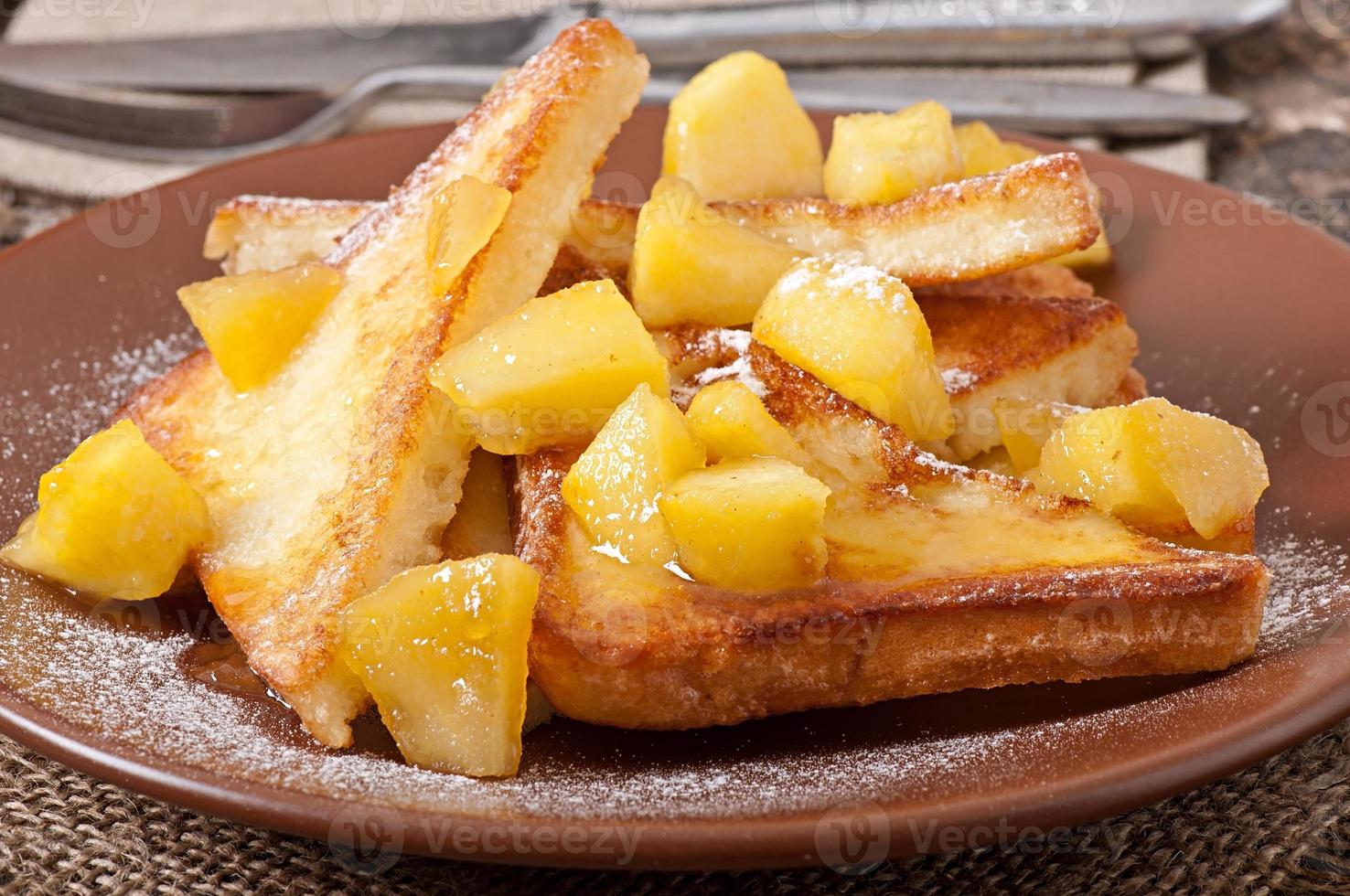 tostadas francesas con manzanas caramelizadas para el desayuno foto