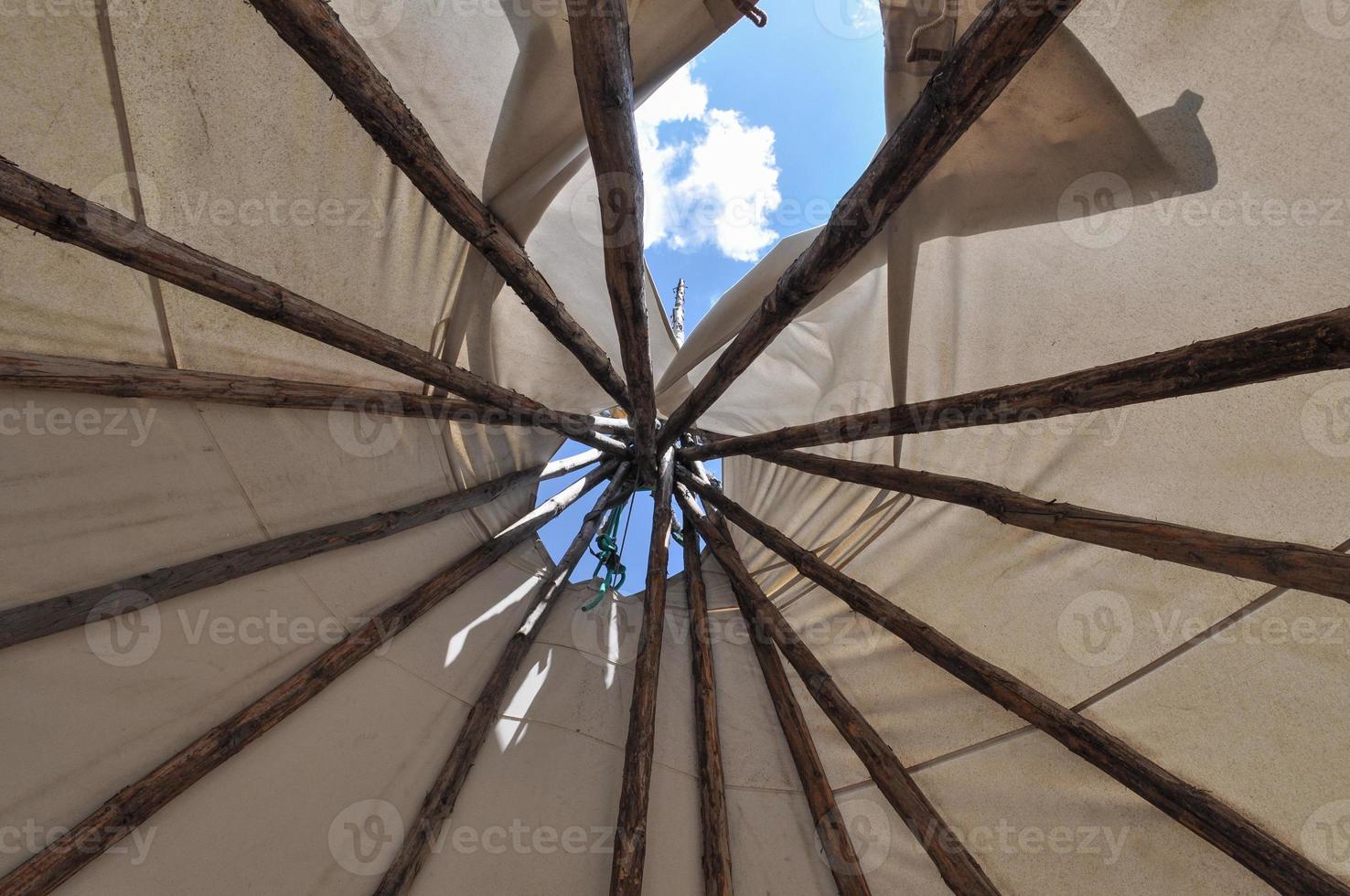 una tienda de campaña de tela para acampar al aire libre foto