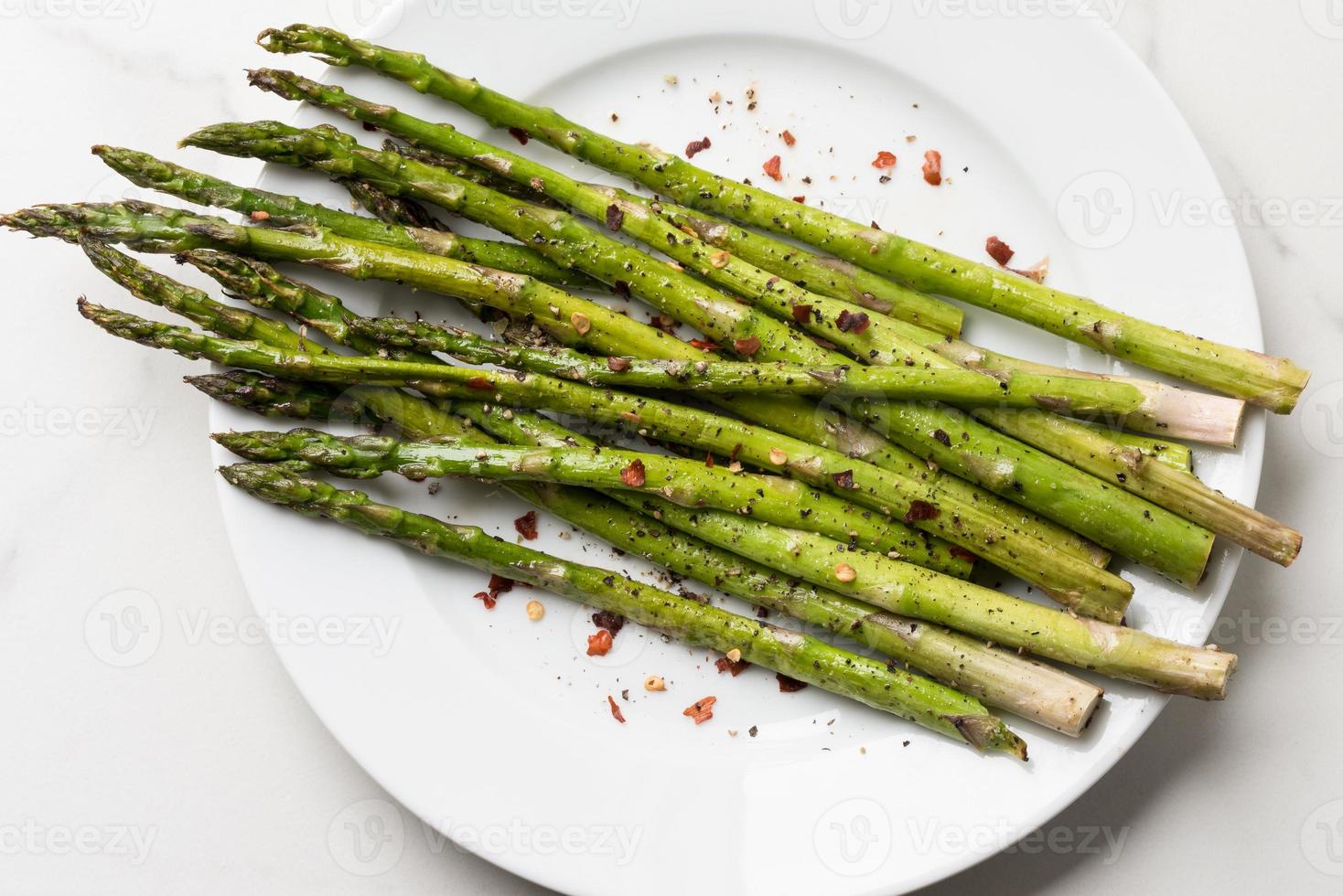 espárragos cocidos en un plato foto