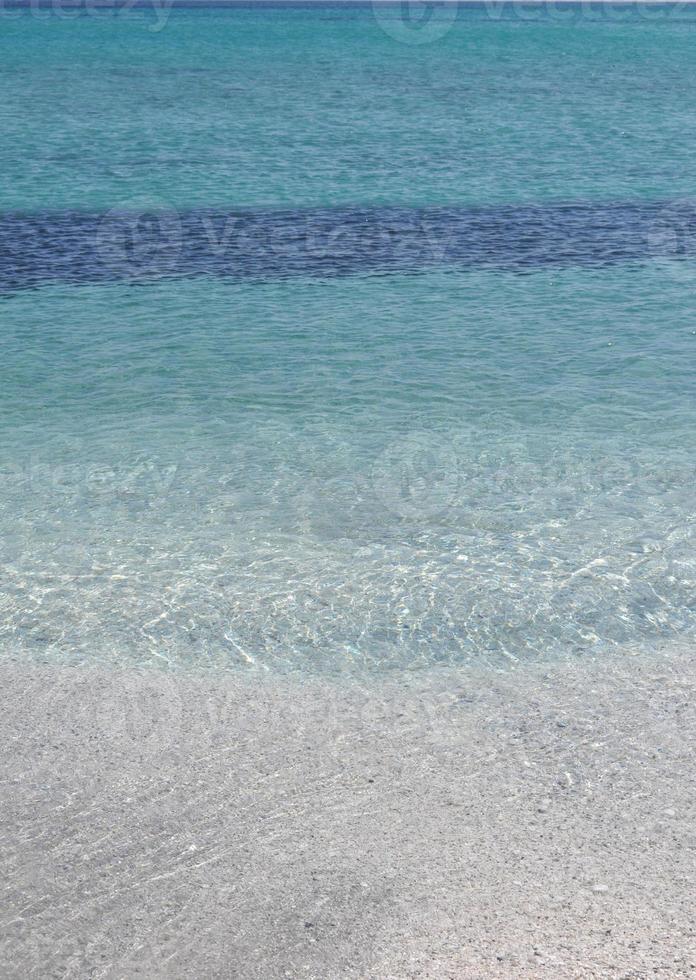 la playa de stintino en sassari, cerdeña, italia foto