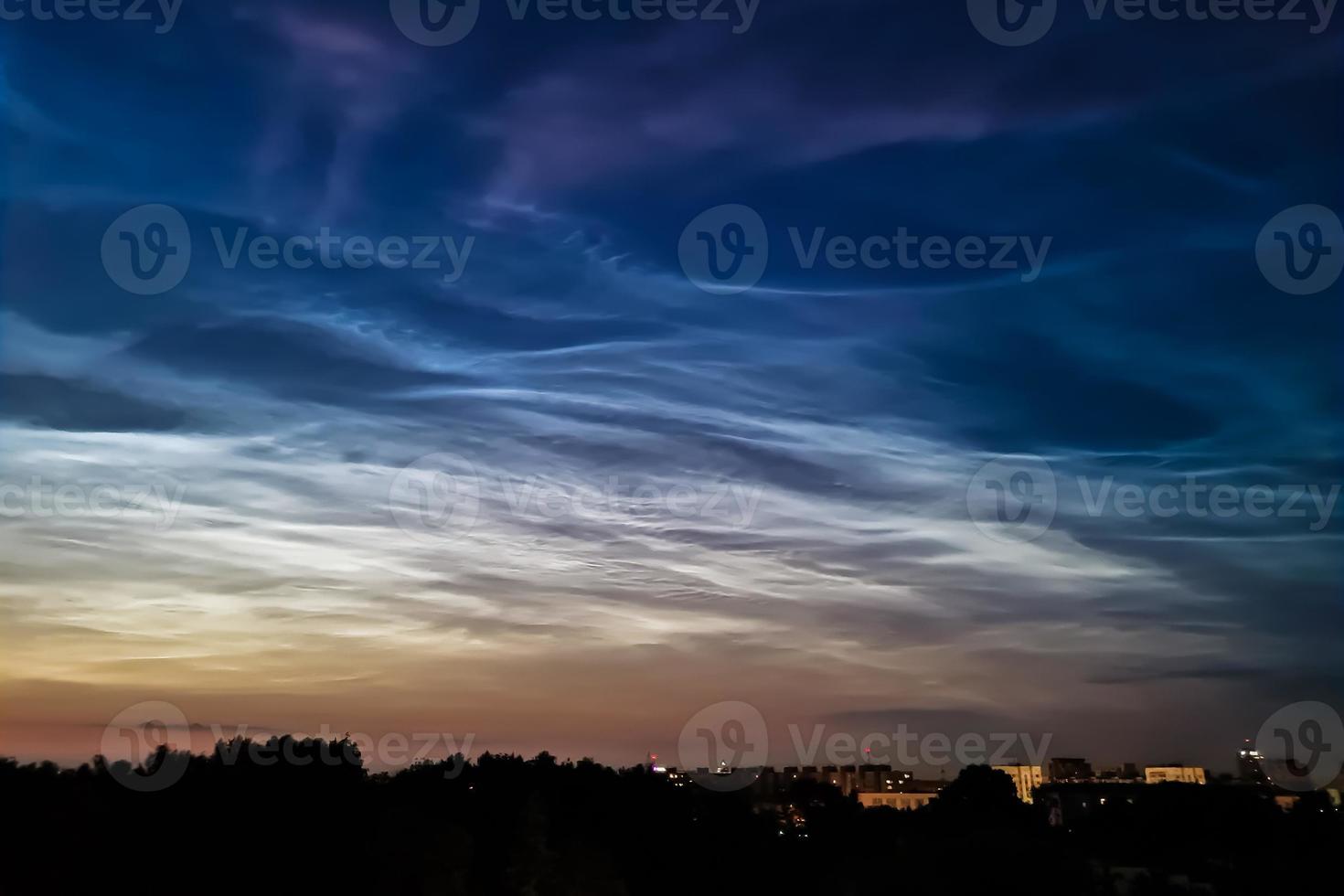 nubes noctilucentes en el cielo nocturno. raro fenómeno atmosférico sobre la ciudad. foto
