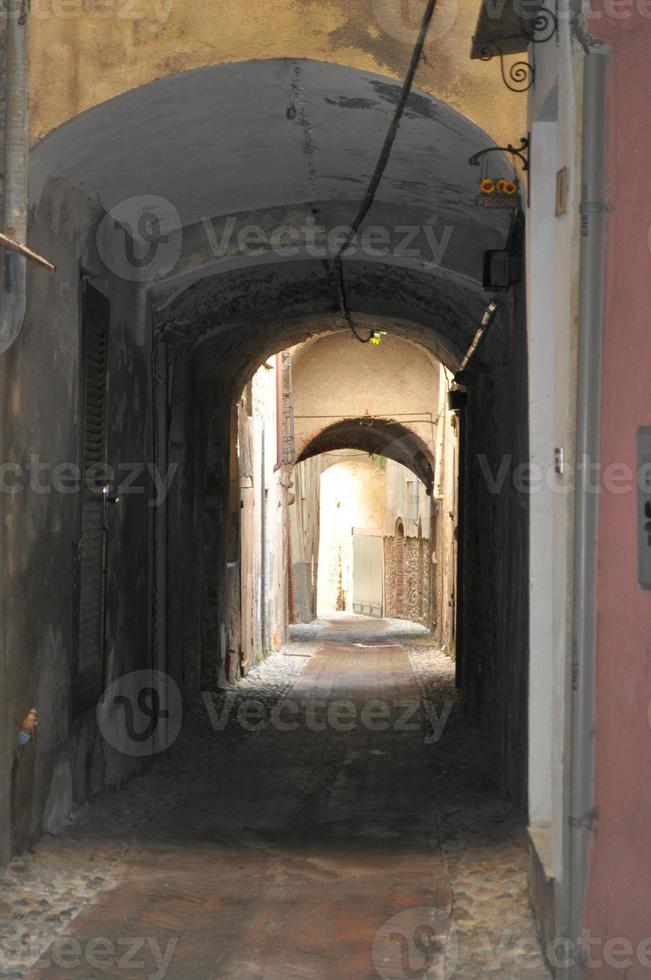 el carrugio di toirano, calles estrechas en el casco antiguo foto