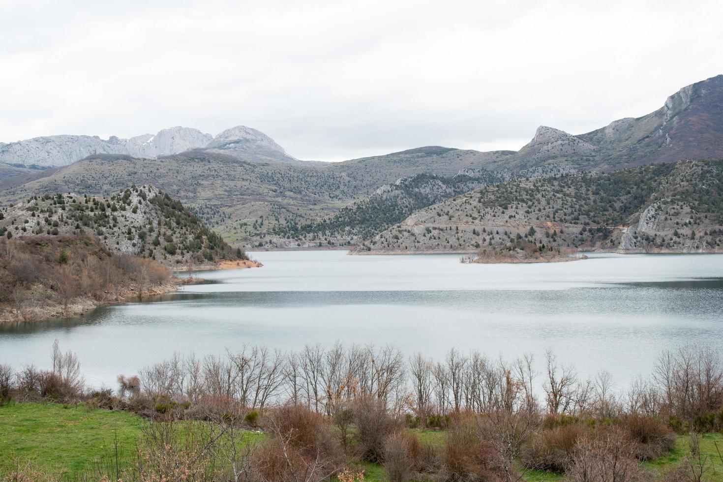 hermosa vista del embalse de caldas de luna. parque natural de babia y luna, entre leon y asturias. España foto