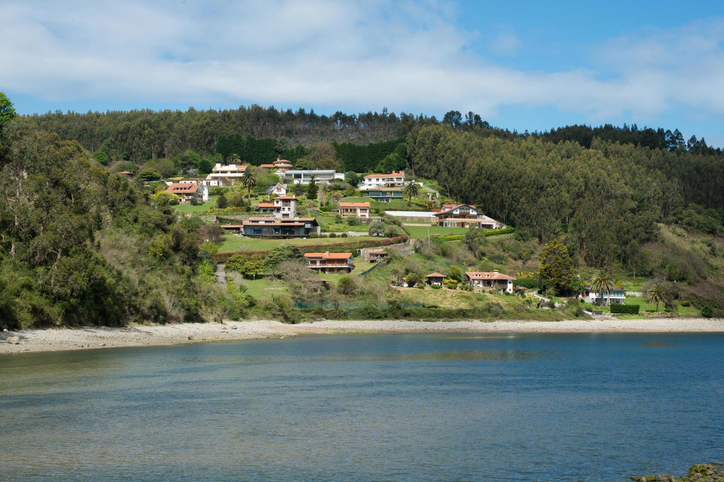 vista de una urbanización en el puntal, asturias. río que llega al océano atlántico. lugar para la observación de aves. España foto