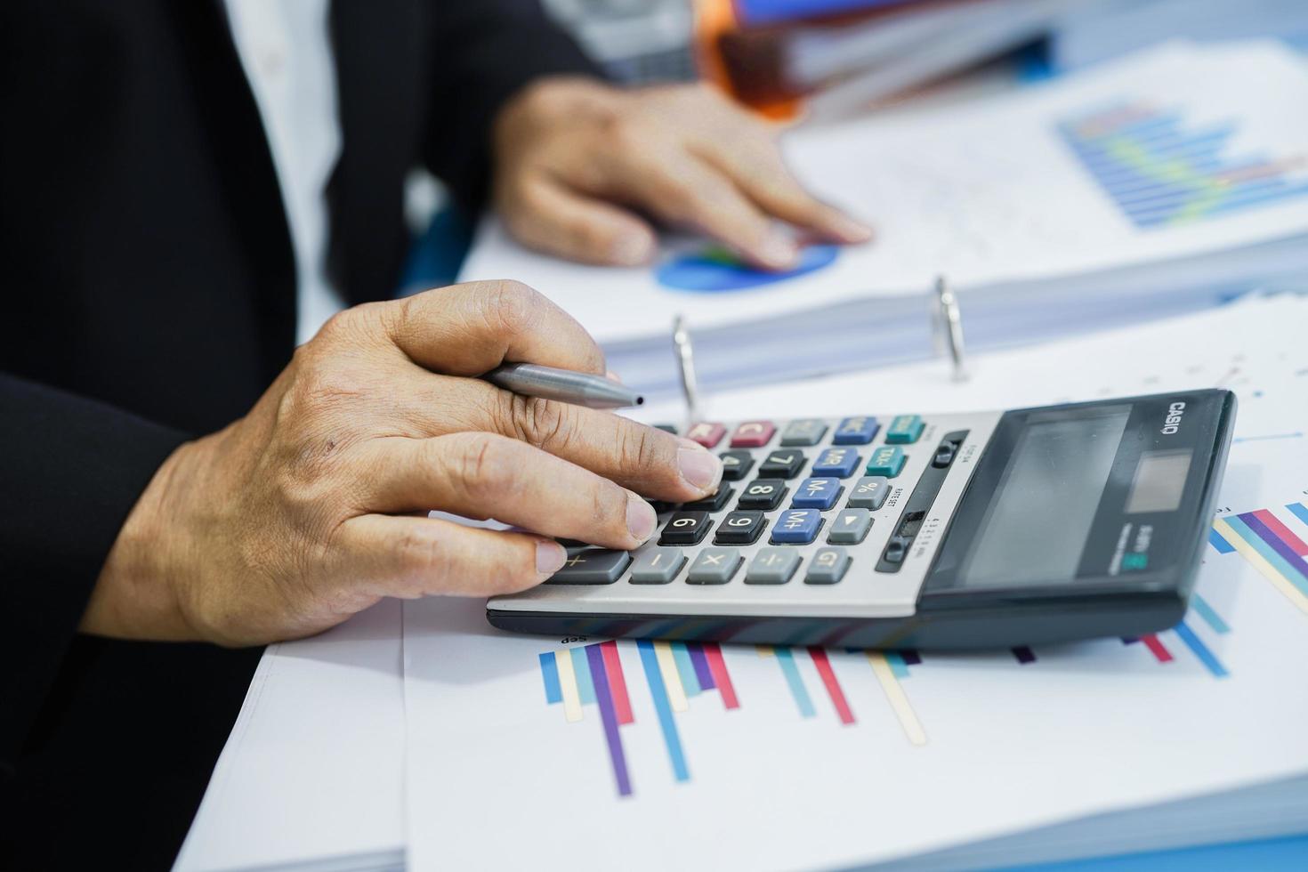 empresario trabajando y analizando con gráfico estadístico en la oficina. foto