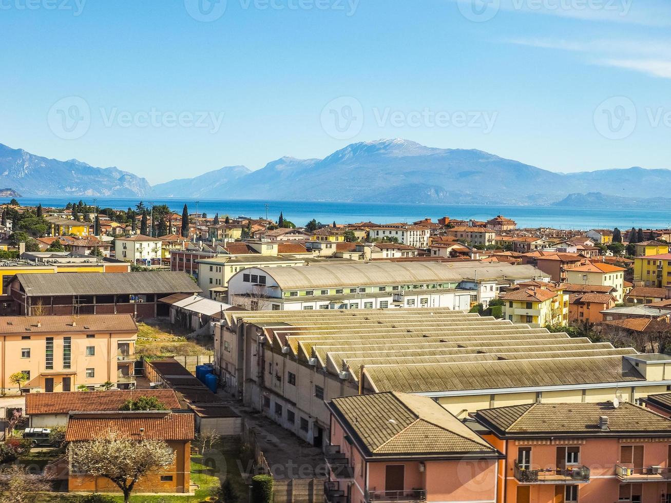 hdr lago de garda en desenzano del garda foto