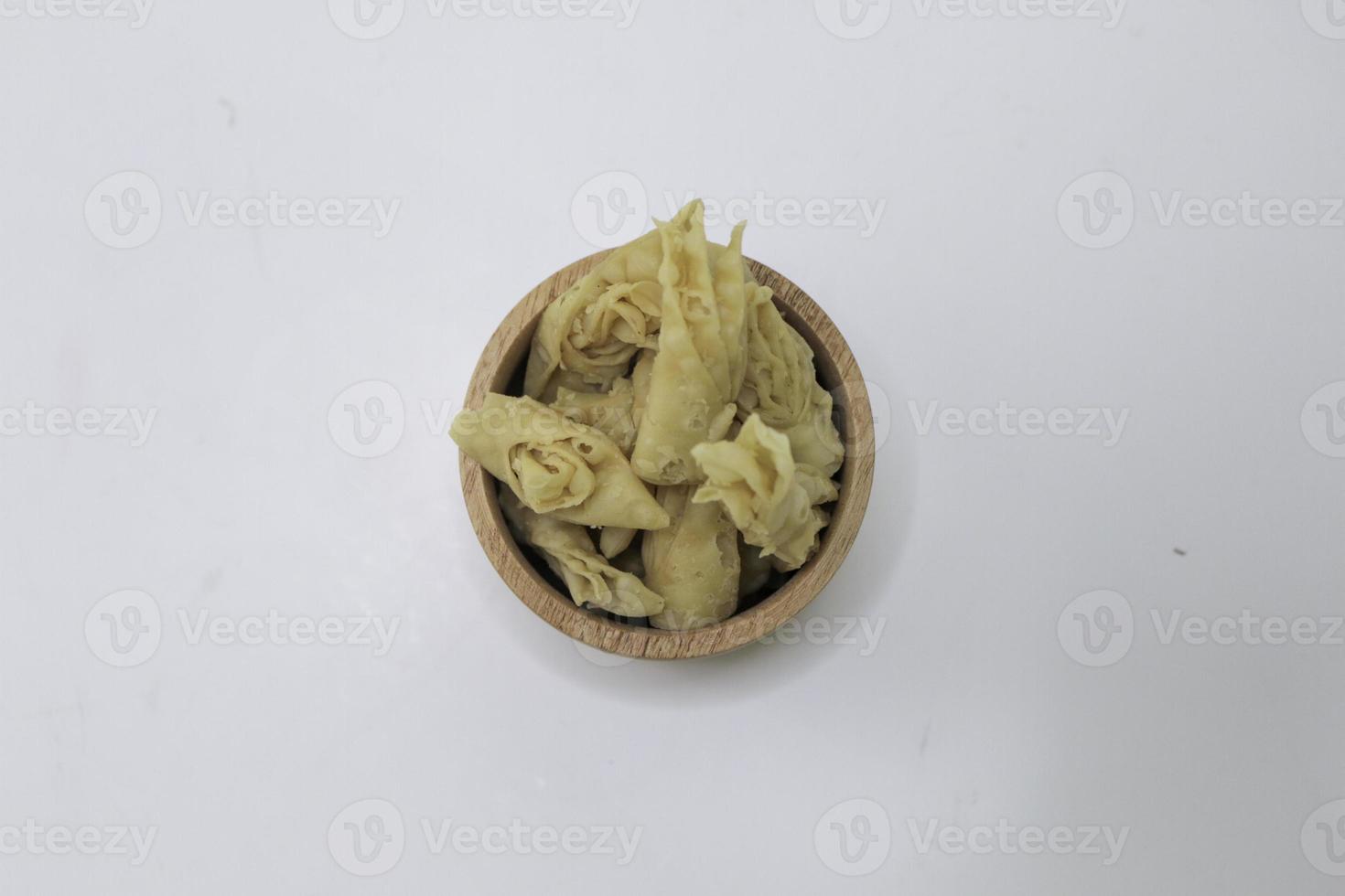 chips variados en tazones. una variedad de carbohidratos rápidos. comida chatarra sobre un fondo blanco. foto