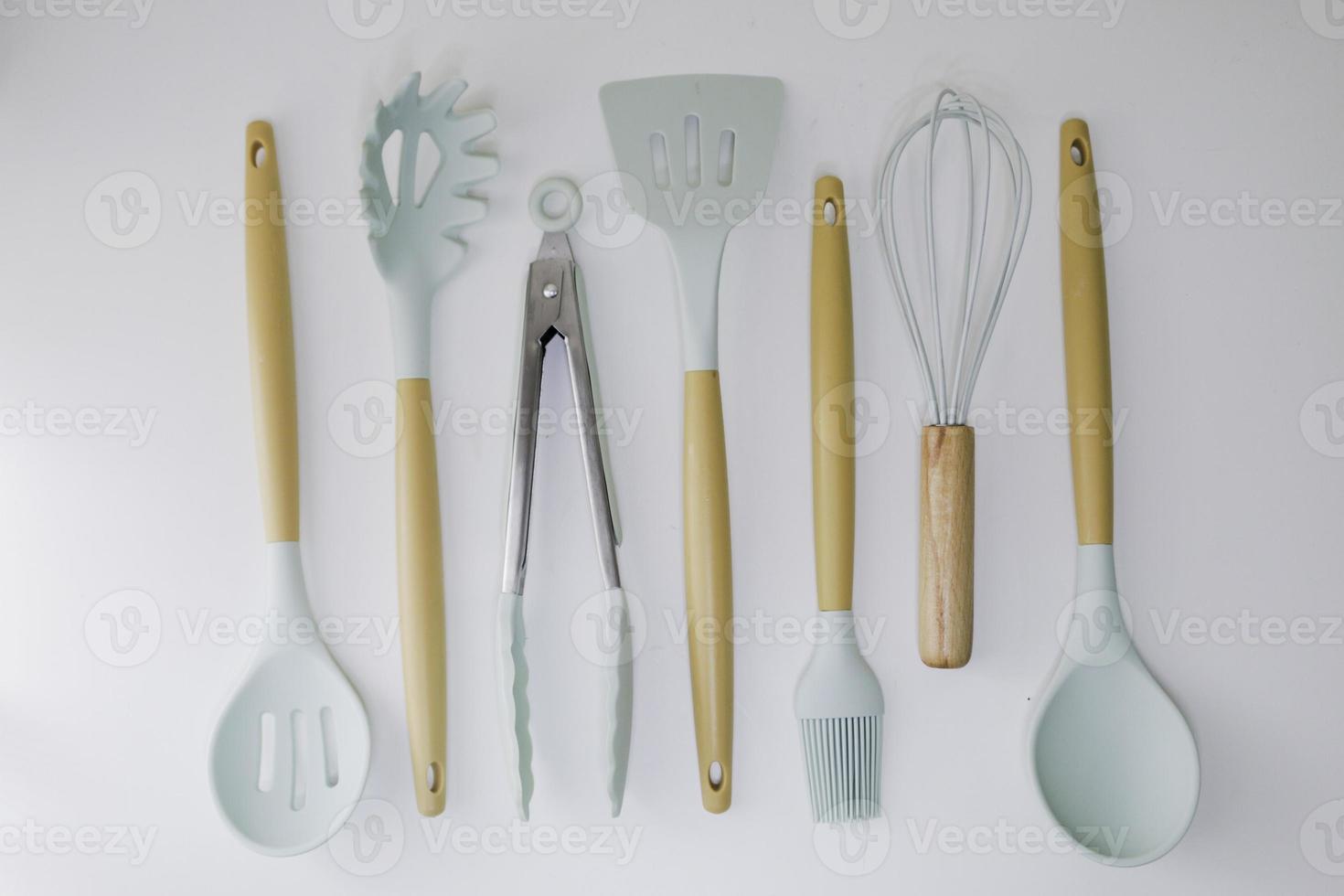 utensilios de cocina o herramientas de cocina sobre fondo blanco. colección de utensilios de cocina capturada desde arriba foto
