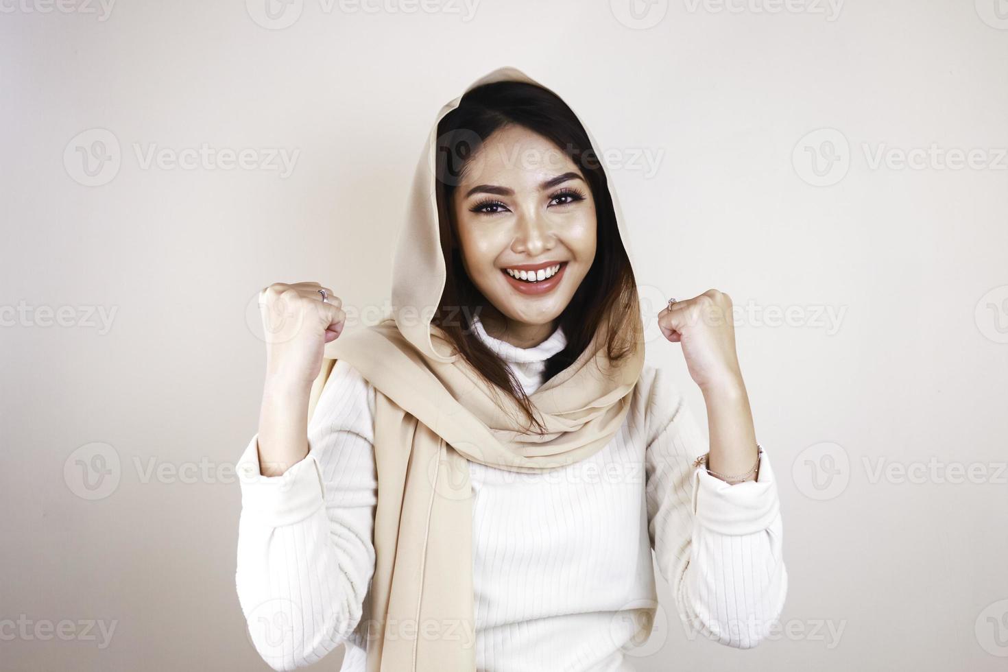 hermosa mujer musulmana entusiasta, celebrando, sí. concepto de éxito foto