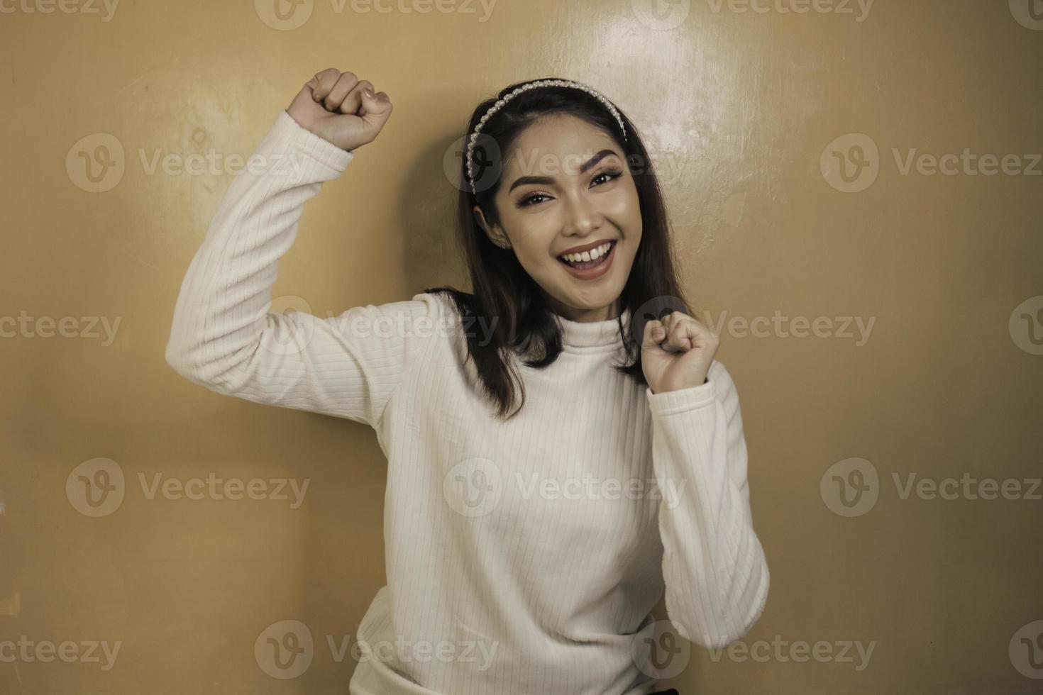 hermosa mujer entusiasta, celebrando, sí. concepto de éxito foto