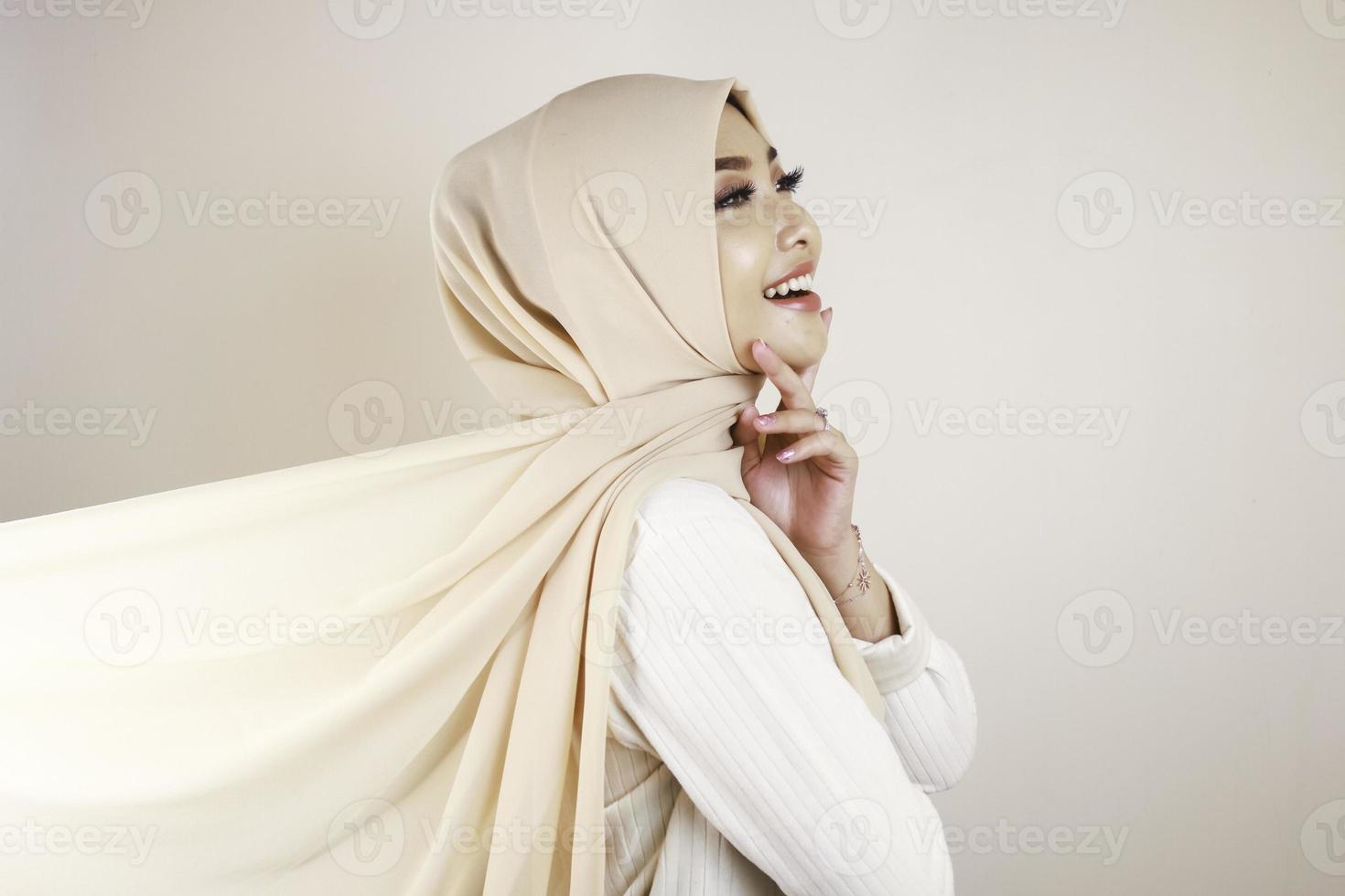 mujer musulmana con ropa tradicional y hiyab aislada de fondo blanco. el  hiyab se hace volando de forma creativa. concepto de moda idul fitri e  hijab. 7353410 Foto de stock en Vecteezy