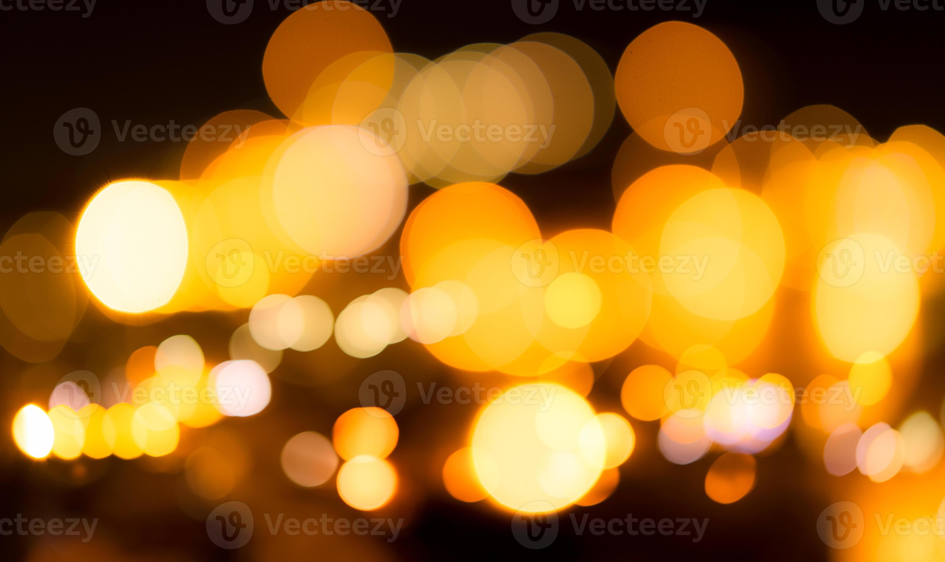 Nền mờ bokeh màu vàng tạo ra một cảm giác trừu tượng và mơ màng trong bức hình. Hãy nhìn kỹ vào những hạt ánh sáng và để bản thân vào không gian đầy phấn khích. 