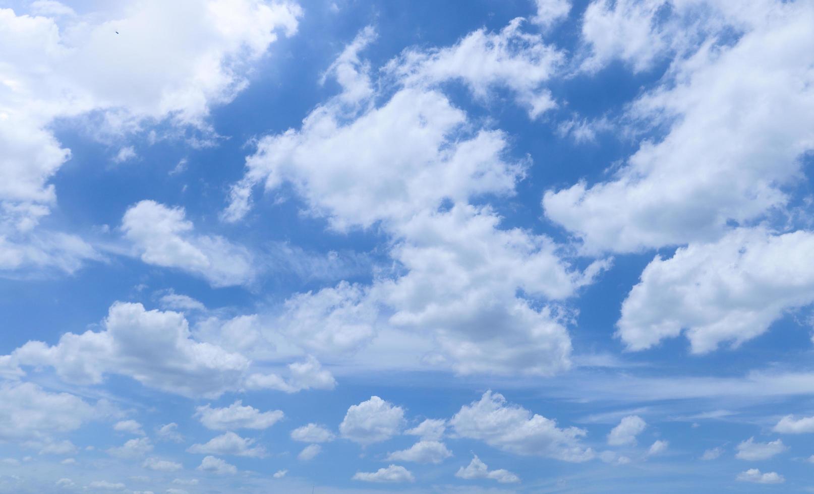 nubes blancas esponjosas con cielo azul en un día soleado, hermoso fondo de cielo nublado de verano. foto