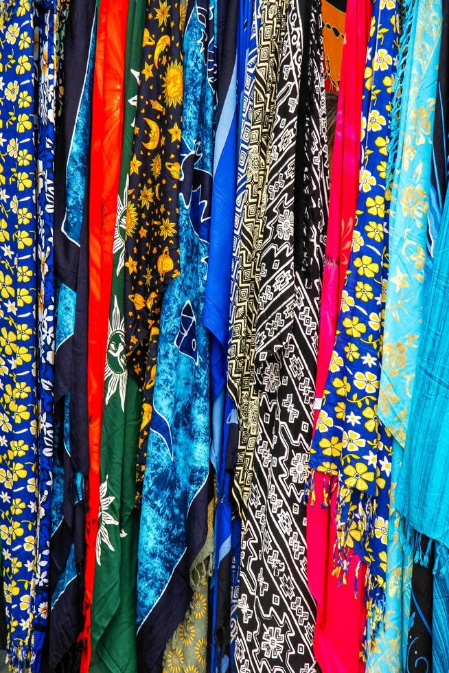 pañuelos de seda multicolores en un puesto de mercado en madeira foto