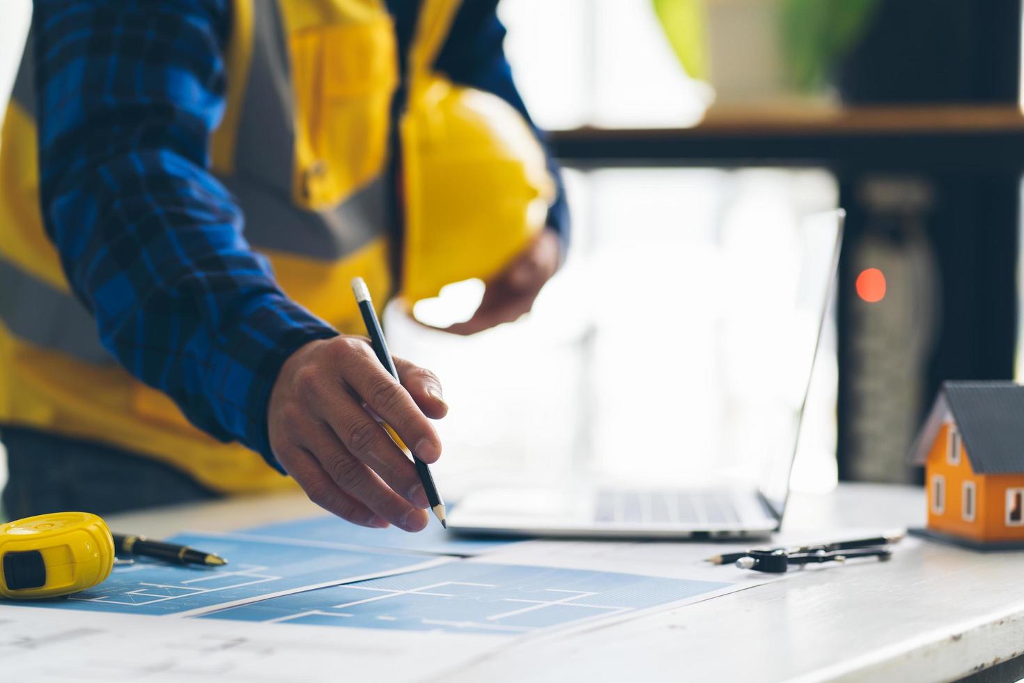 diseño de ingeniero arquitecto trabajando en el concepto de planificación de planos. concepto de construcción foto