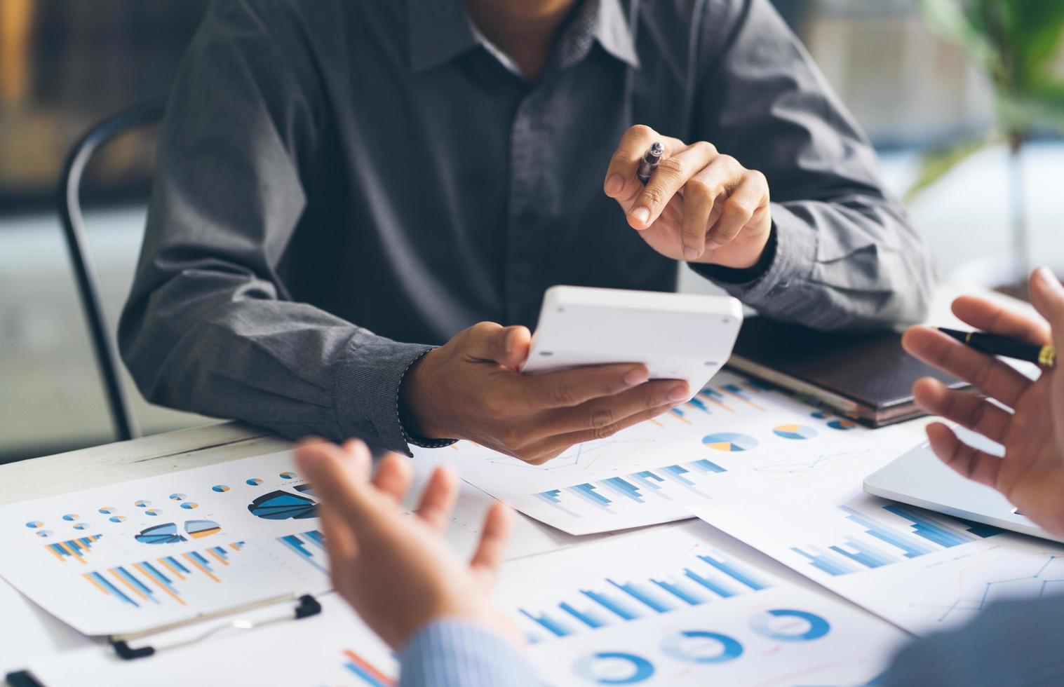 Lluvia de ideas del equipo corporativo de negocios, estrategia de planificación con un análisis de discusión, investigación de inversiones con gráfico en la oficina, documentos de su escritorio y concepto de ahorro. foto