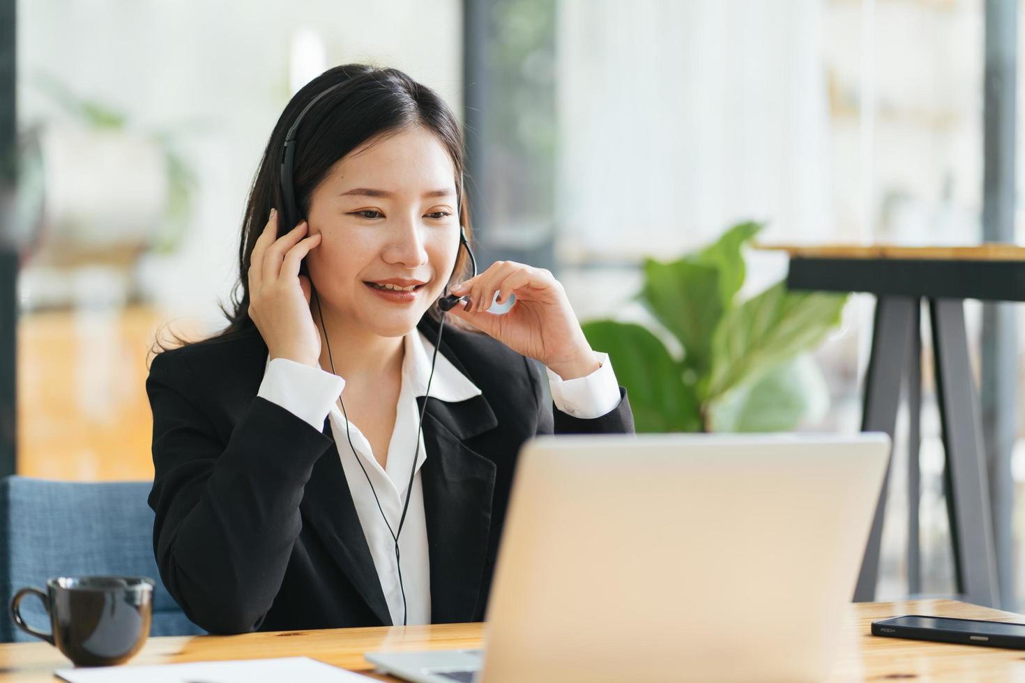 joven empresaria discutiendo los detalles del proyecto con los clientes a través de una videollamada. foto