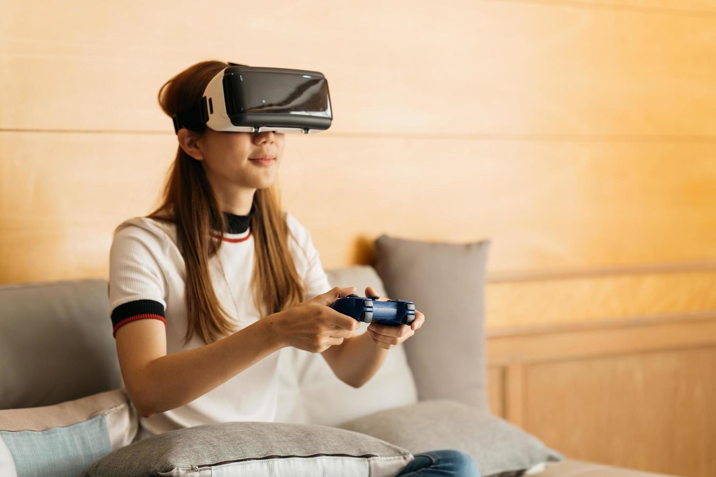 auriculares de interacción de realidad virtual de una hermosa joven asiática que usa aire conmovedor durante la caja vr para jugar a los medios futuros del simulador de juegos. concepto de dispositivo de innovación futurista digital de tecnología foto