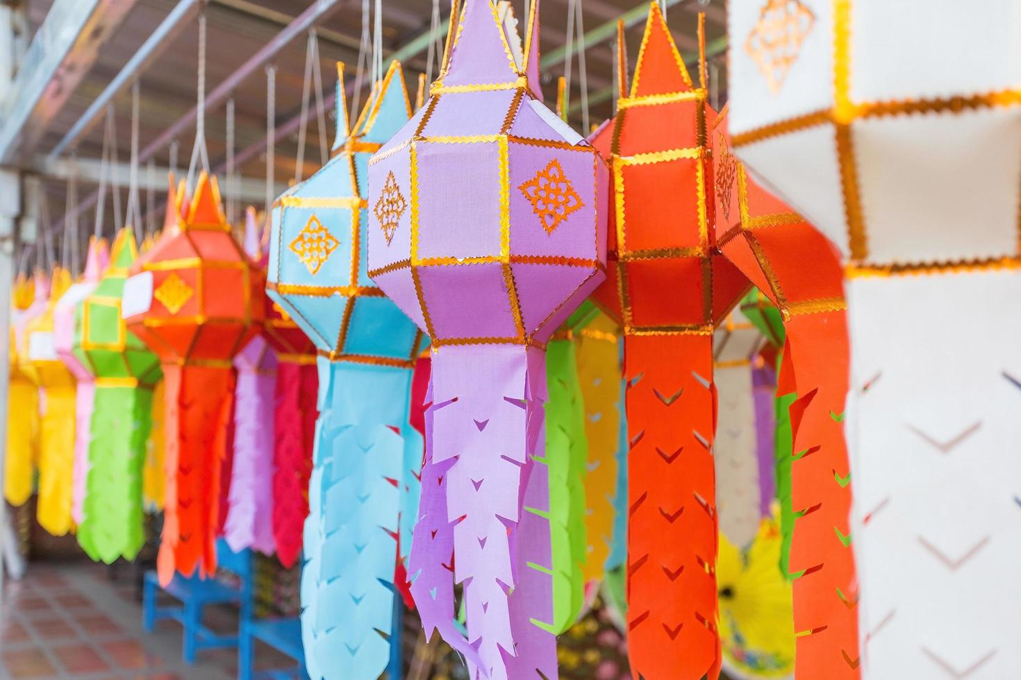 lámpara de papel de colores o lámpara de papel lanna se mostró en un festival tradicional en el norte de tailandia. foto
