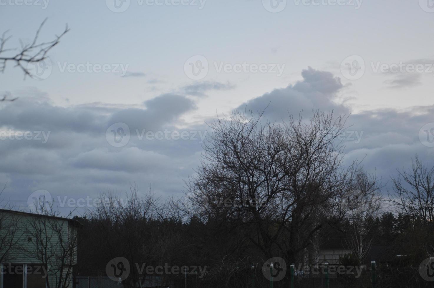 nubes de tormenta en la noche en el cielo en el pueblo foto