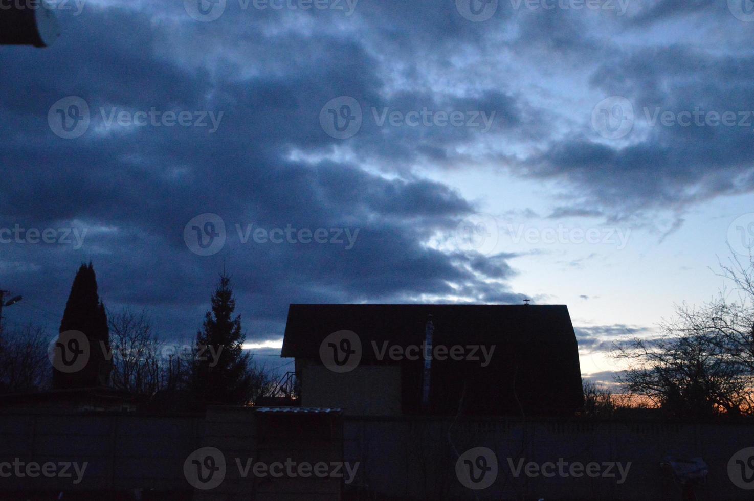 nubes de tormenta en la noche en el cielo en el pueblo foto