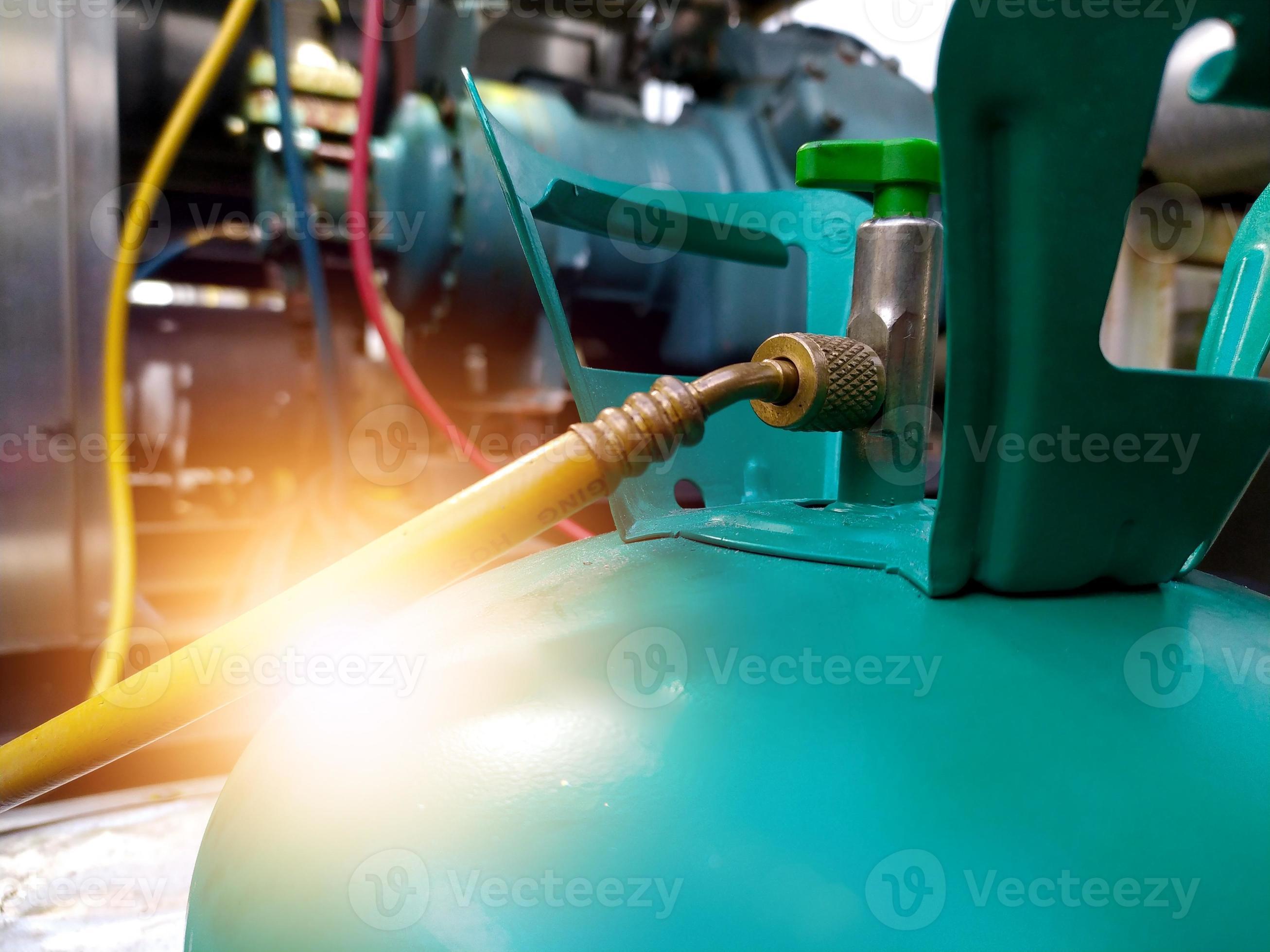 Close up the Freon tubes on Maintenance refrigerant fill procces.Air
