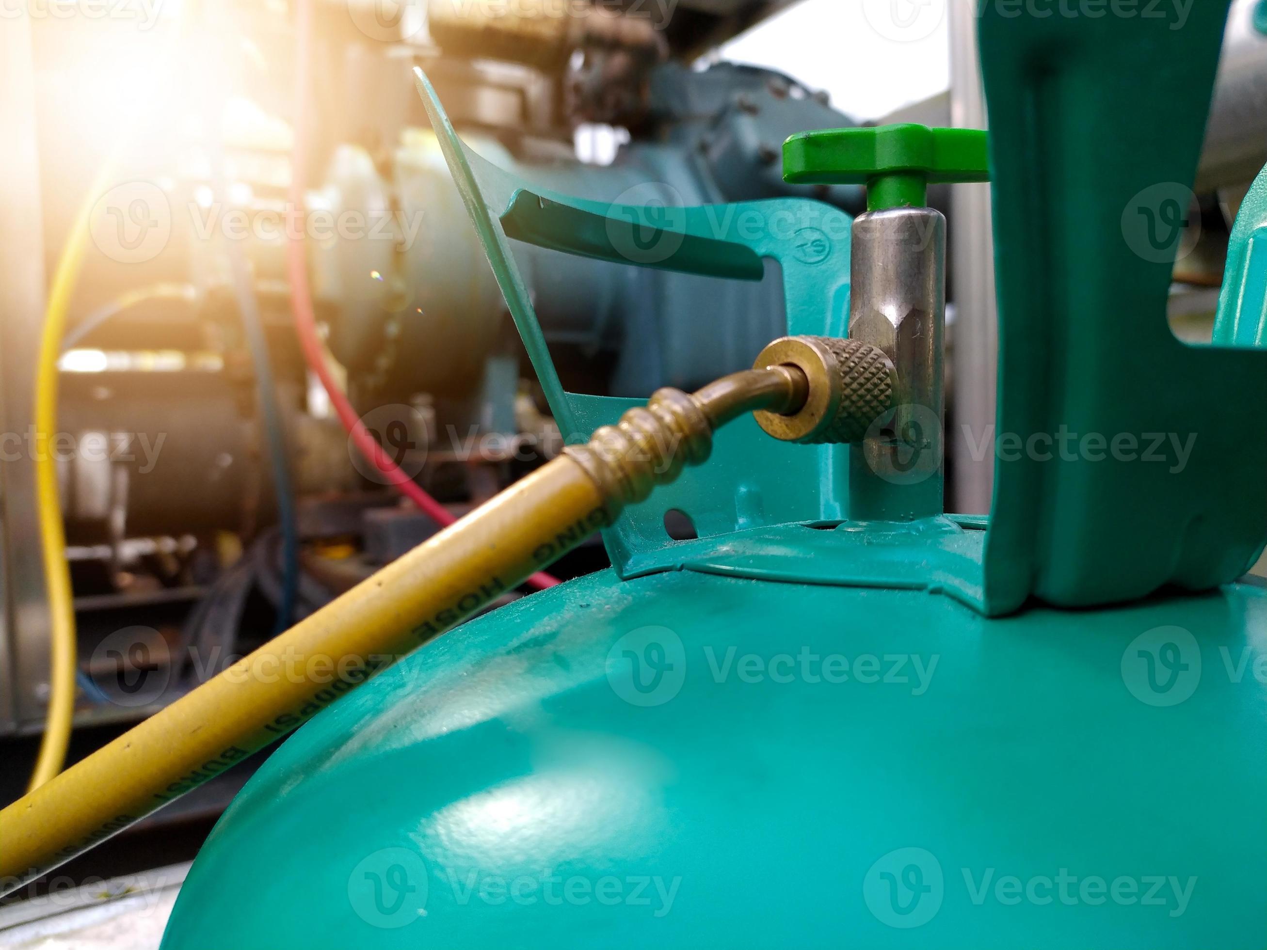 Close up the Freon tubes on Maintenance refrigerant fill procces.Air