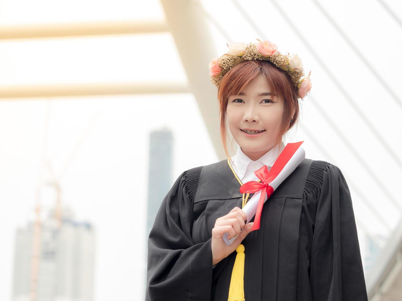 retrato de mujer sonriente y feliz en su día de graduación foto