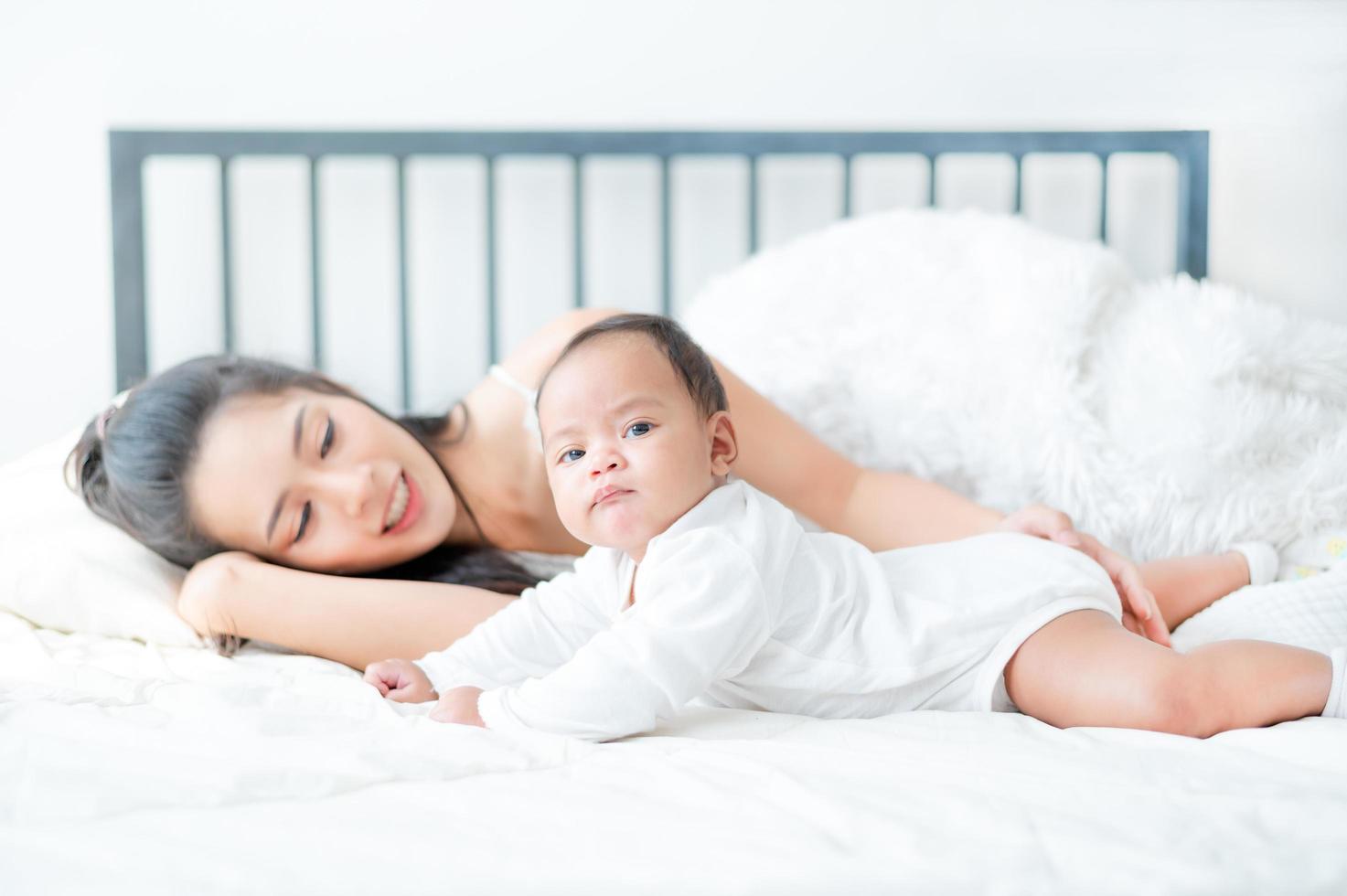 la pequeña niña que acaba de nacer en breve, ajustándose para aprender las cosas foto