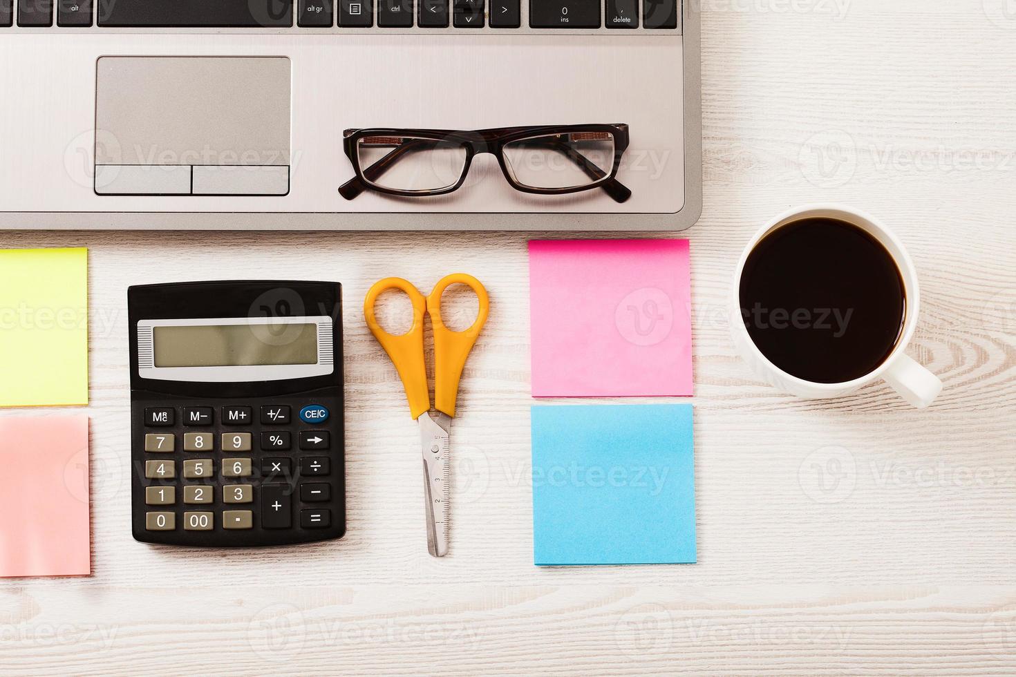 espacio de trabajo creativo con accesorios de trabajo y espacio de copia en mesa de madera. vista superior foto