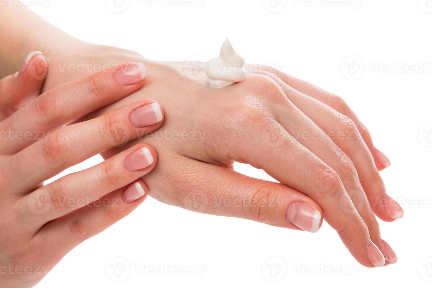 mujer aplicando crema hidratante en las manos foto