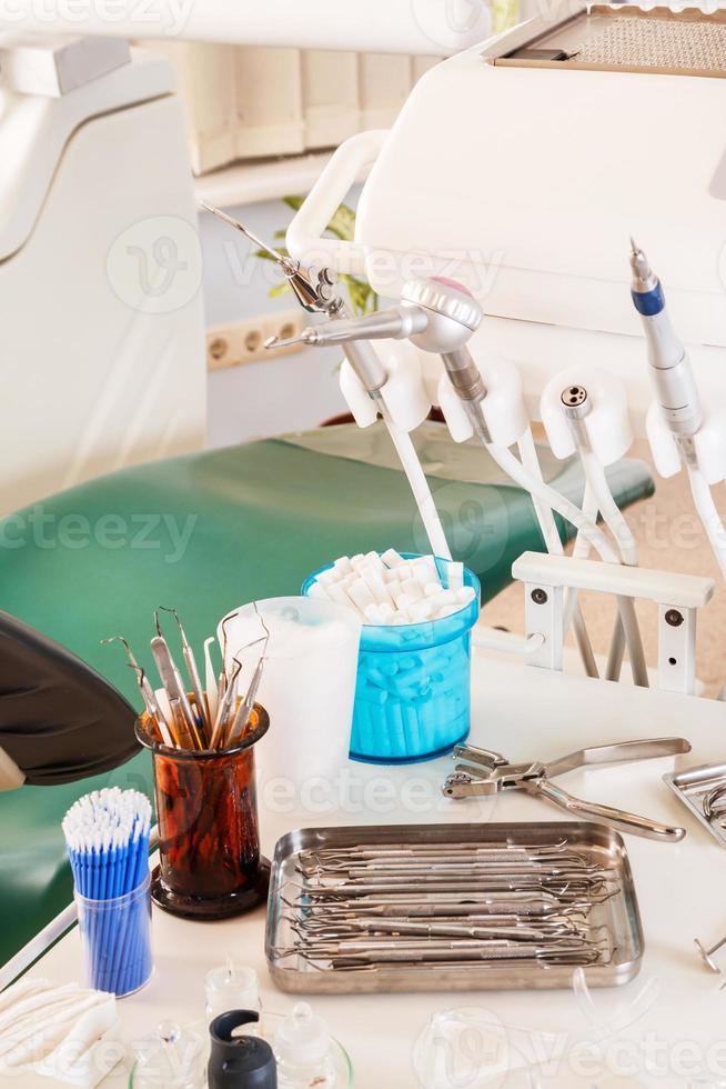 lugar de trabajo del dentista en la clínica foto