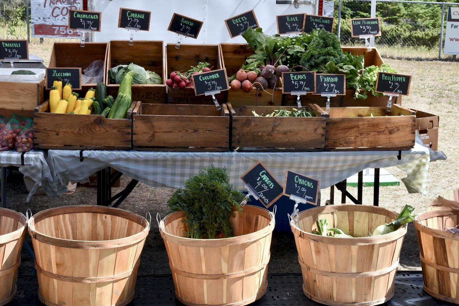 verduras a la venta en un mercado de agricultores foto