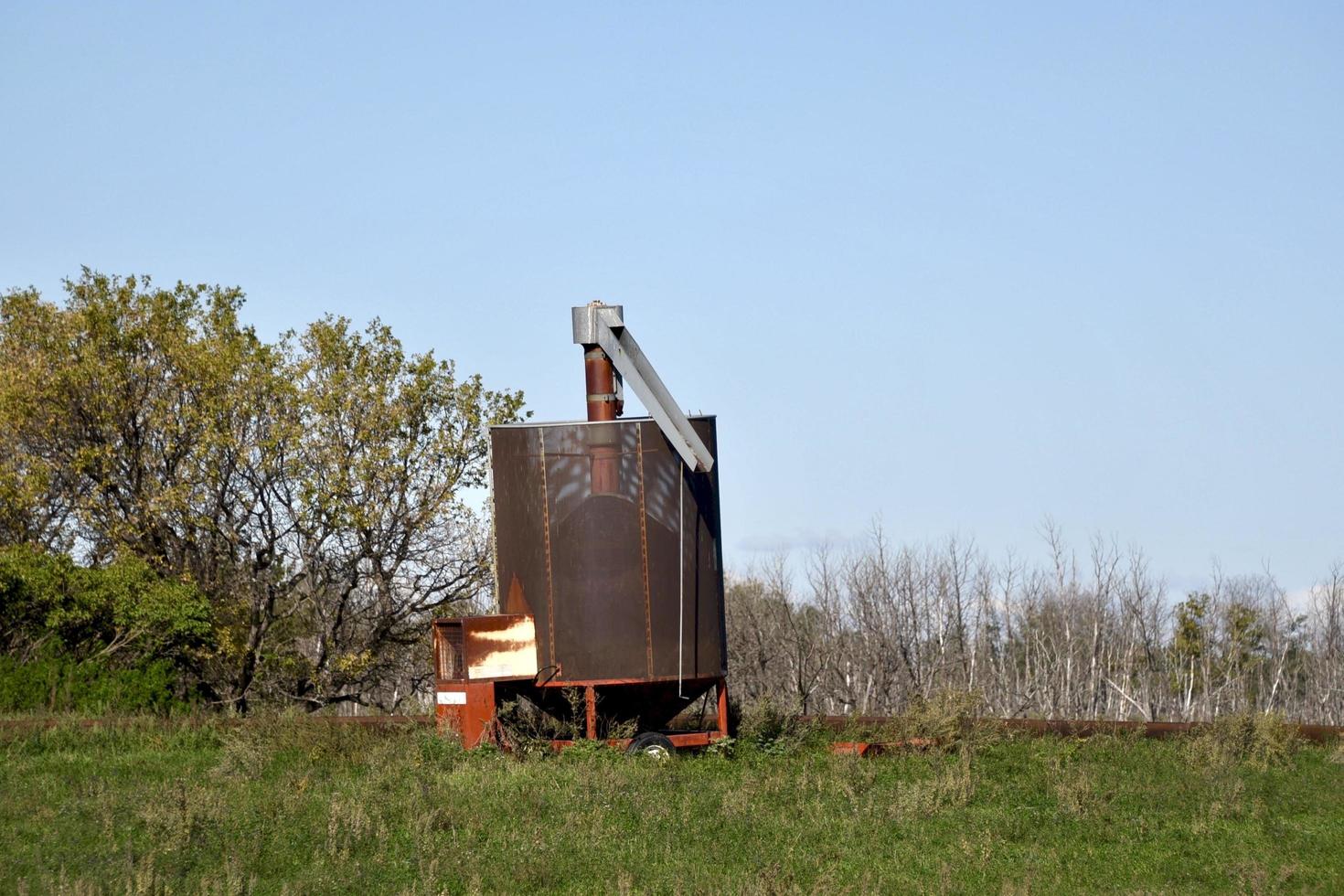 un viejo silo de grano de acero sin techo foto