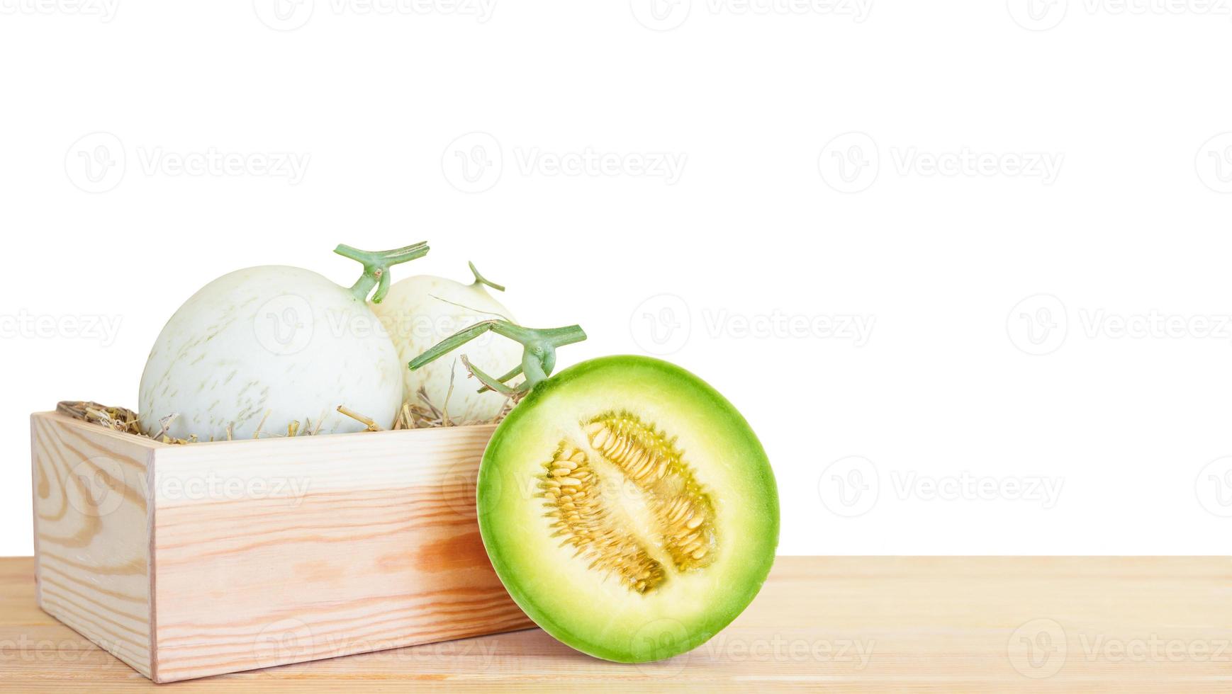 melón cantalupo verde en caja de madera foto