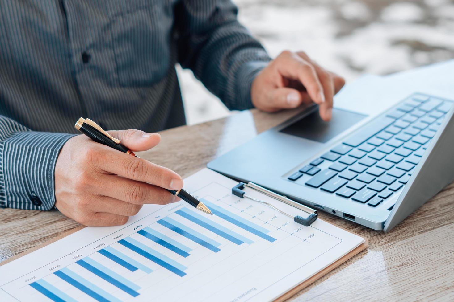 vista de cerca de las manos del tenedor de libros o del inspector financiero haciendo informes, calculando o comprobando el saldo. finanzas domésticas, inversión, economía, ahorro de dinero o concepto de seguro. foto