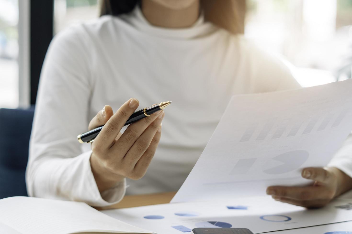 vista de cerca de las manos del tenedor de libros o del inspector financiero haciendo informes, calculando o comprobando el saldo. finanzas domésticas, inversión, economía, ahorro de dinero o concepto de seguro. foto