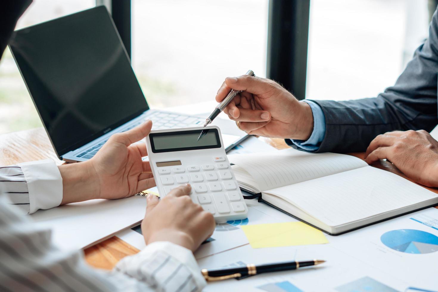 reunión de consultoría de negocios trabajando e intercambiando ideas sobre el nuevo concepto de inversión financiera de proyectos de negocios. foto